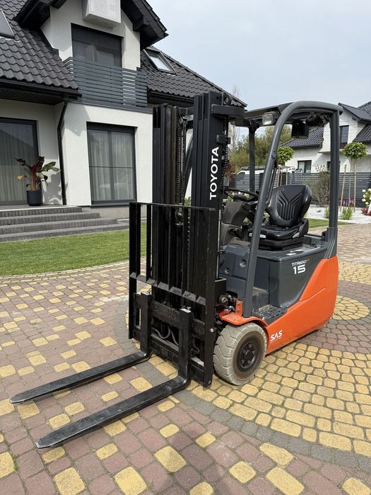 Toyota 8FBET15-15805  Kupiony w salonie toyoty w stanie BDB plus ładowarka