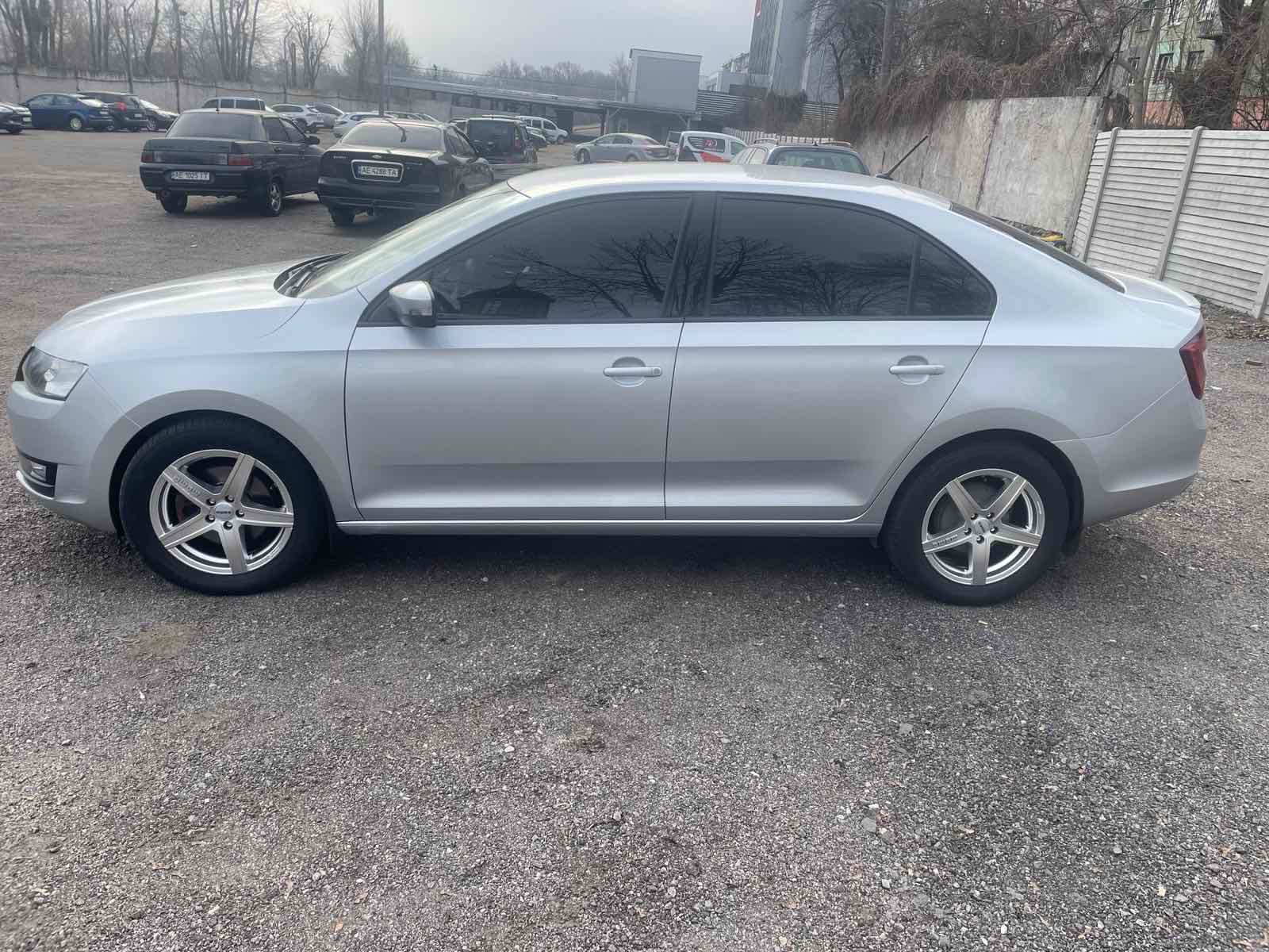 Skoda Rapid продається гарне авто
