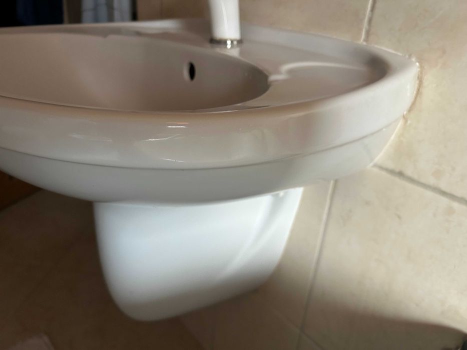 Umywalka wisząca ceramiczna