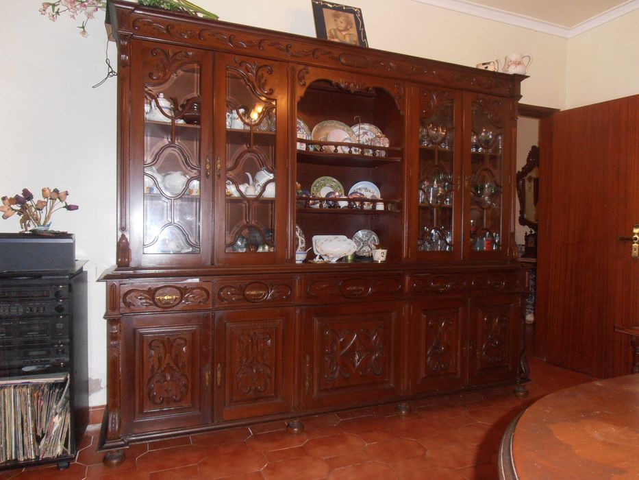movel de sala com mesa de jantar e cadeiras