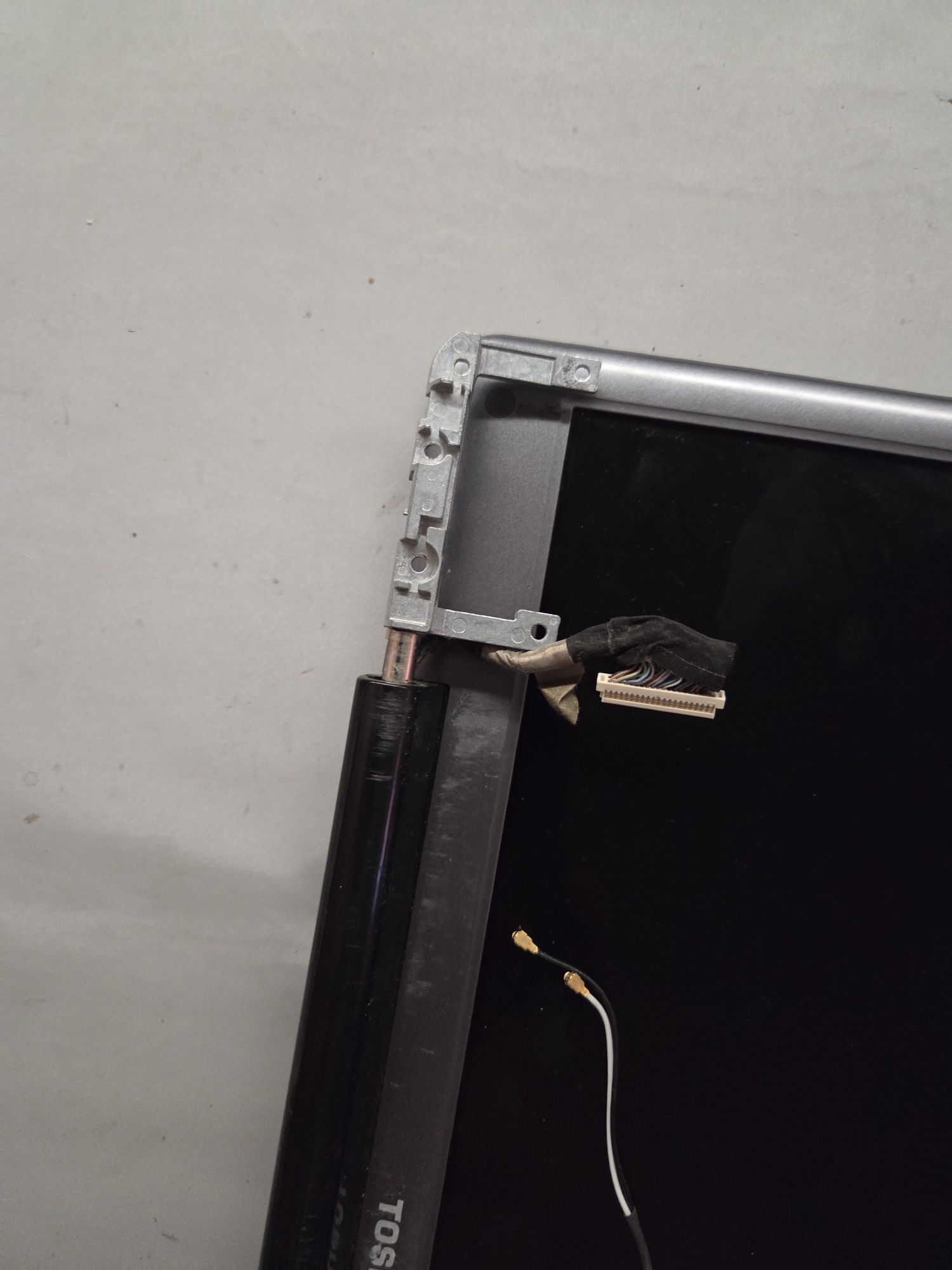 Sprzedam klapę Matrycy do Laptopa TOSHIBA SATELITE P300 -1E9