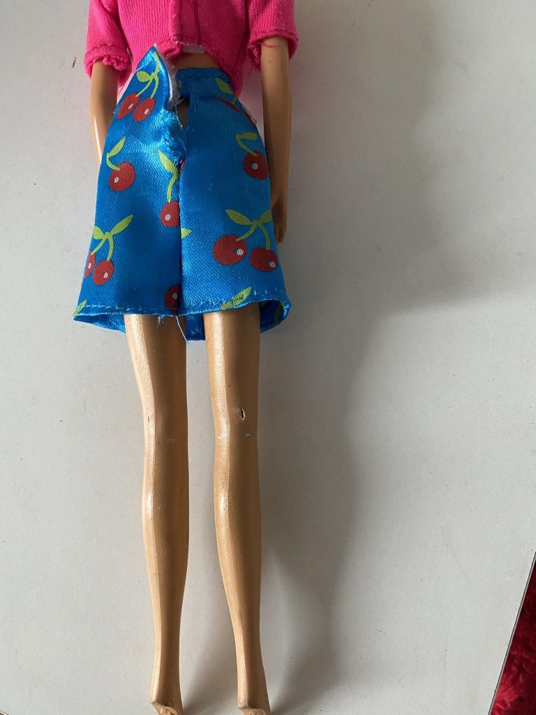 Plastikowa lalka podobna do Barbie z kolekcją ubranek vintage