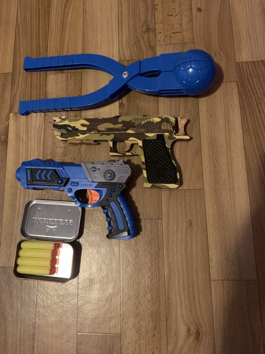 Іграшки пістолети, сніжколеп