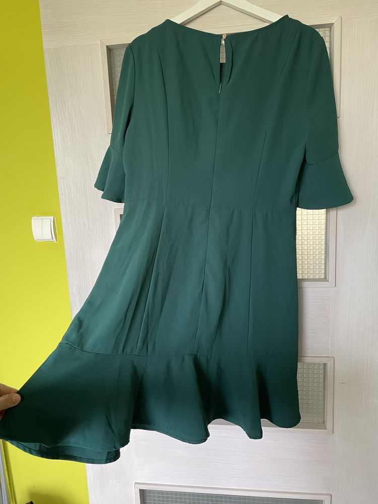elegancka sukienka butelkowa zielen falbany