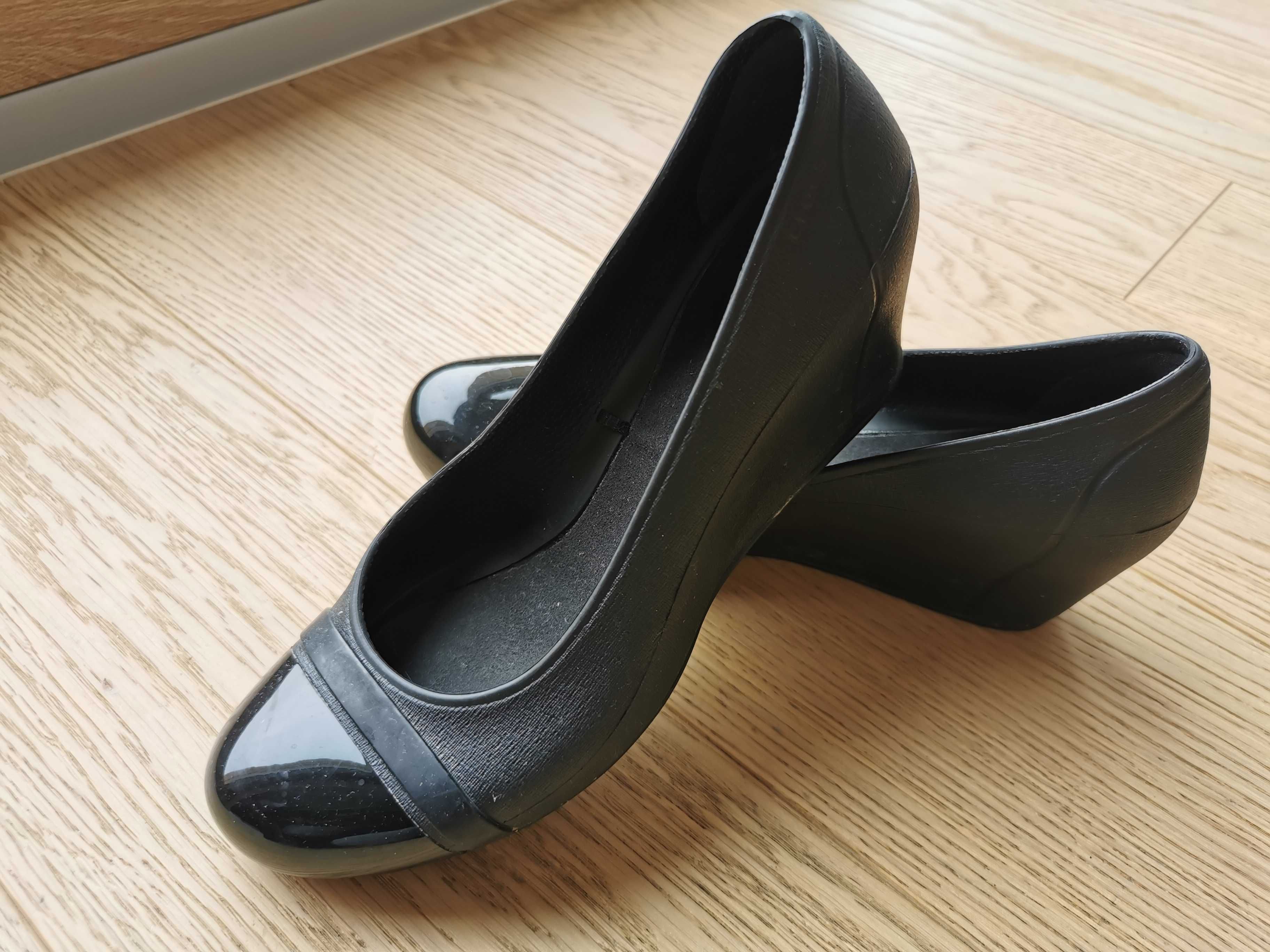 Półbuty crocs czarne na koturnie rozm. 36
