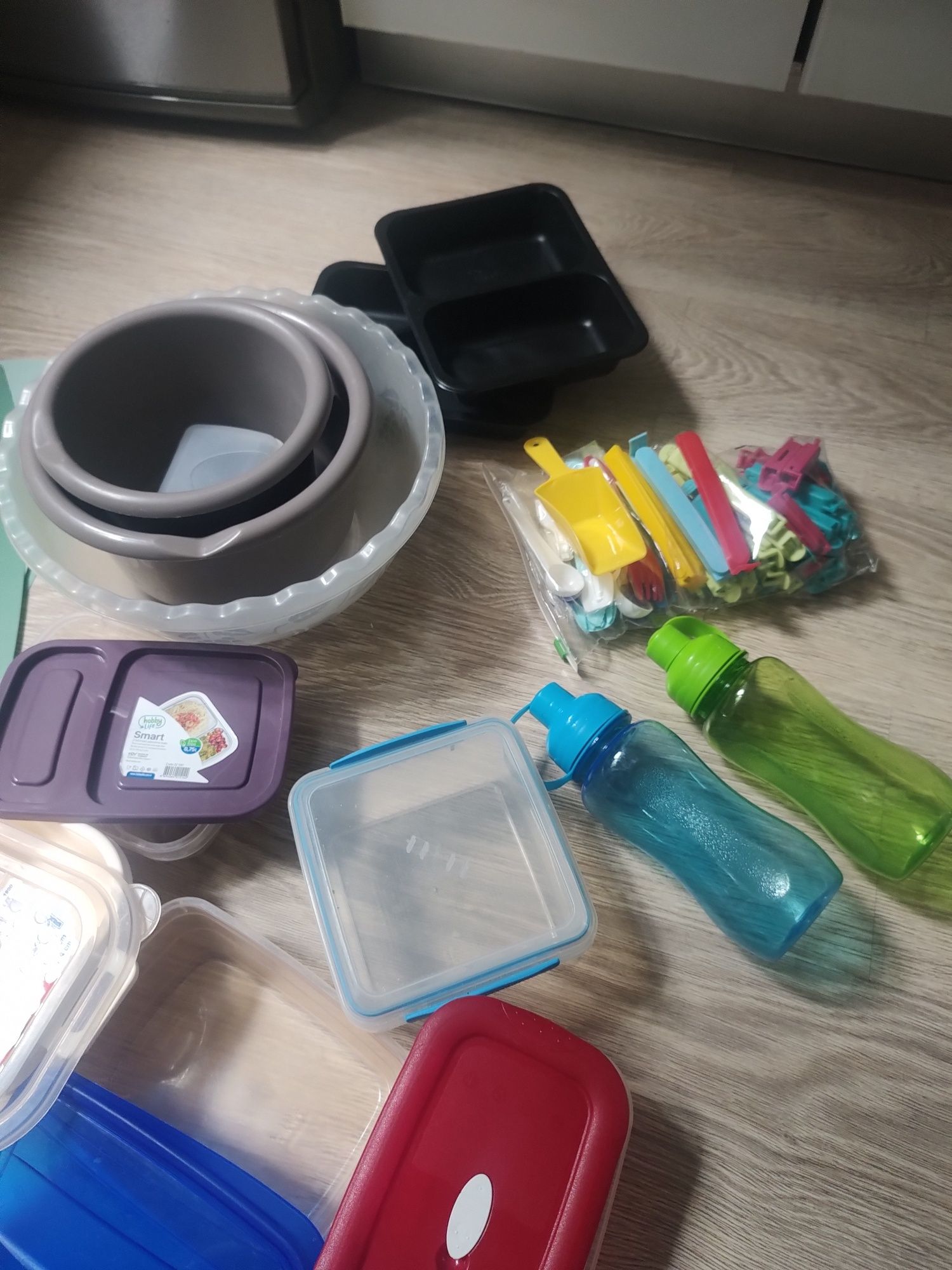 Zestaw plastikowych pojemników, form, artykułów kuchennych