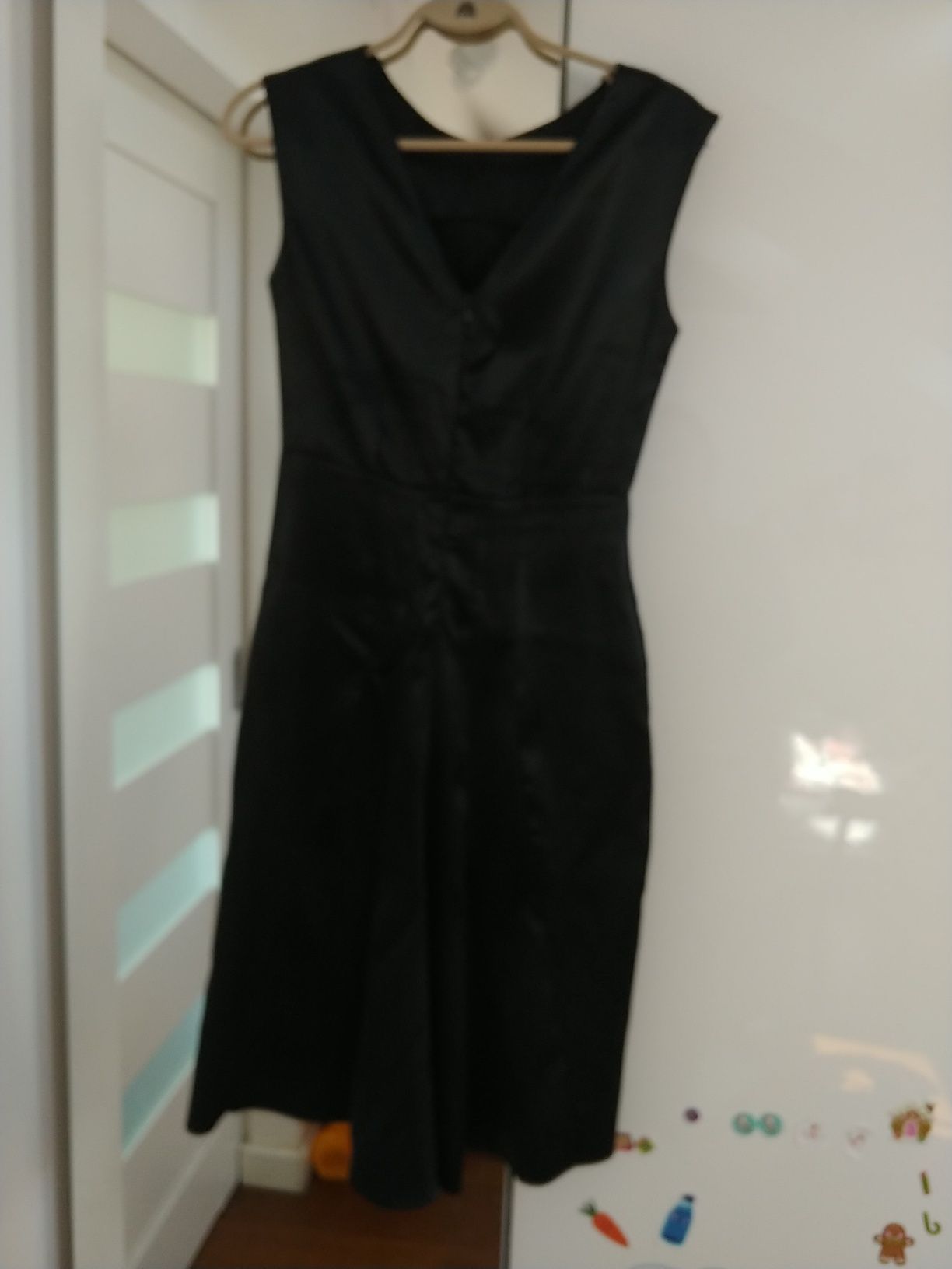 Elegancka mała czarna sukienka Nuance 38. Satynowy połysk, bez rękawów