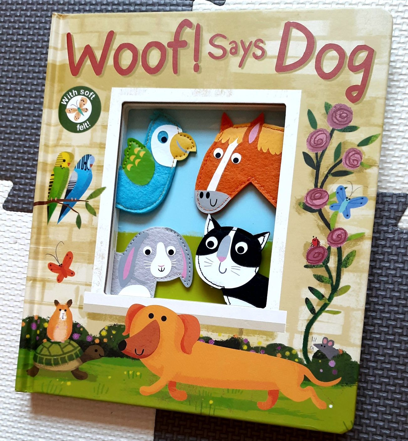 Woof! Says Dog książeczka sensoryczna po angielsku filcowa