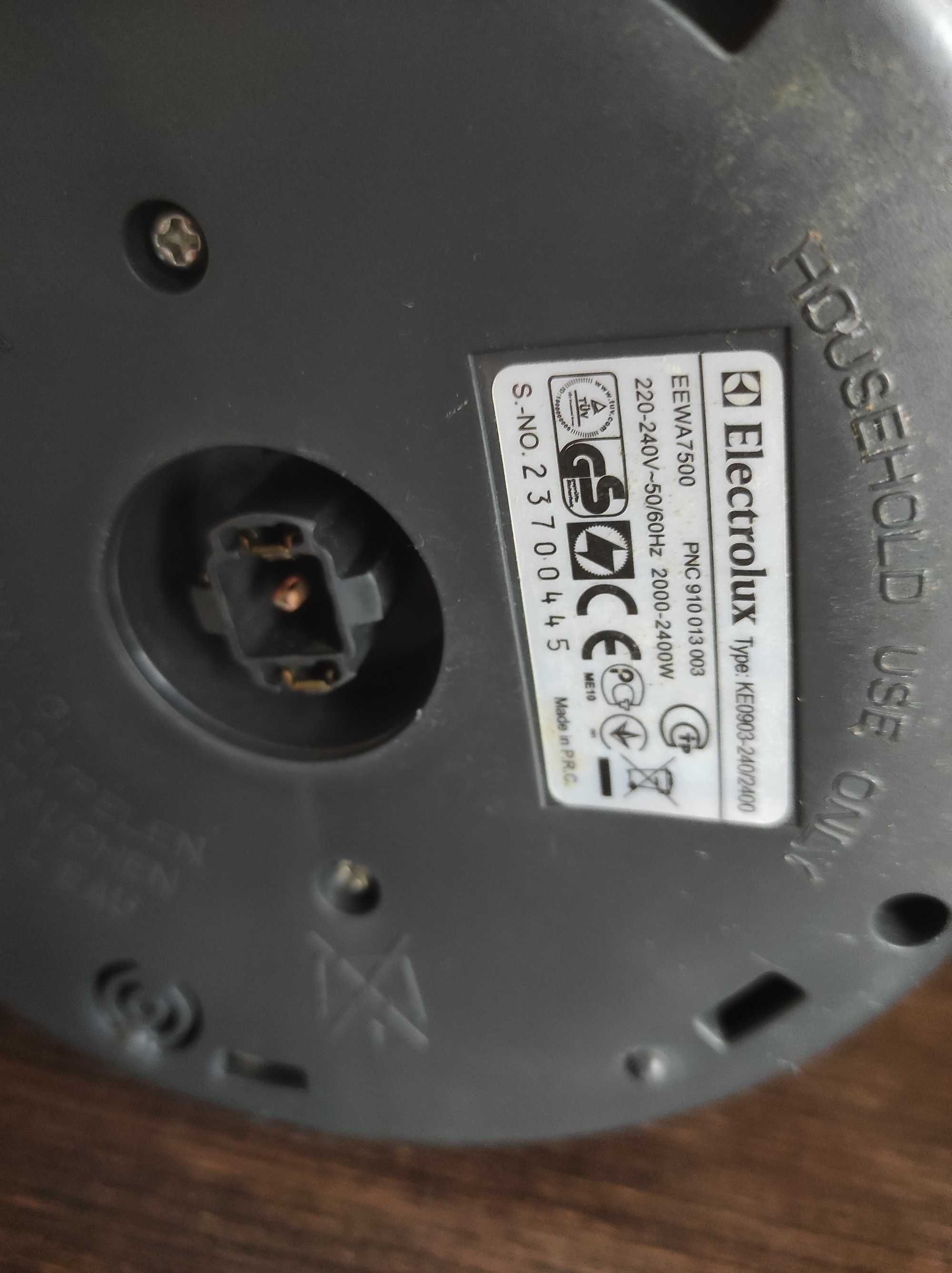 Електрочайник Electrolux EEWA7500 2400Вт цифровий дисплей