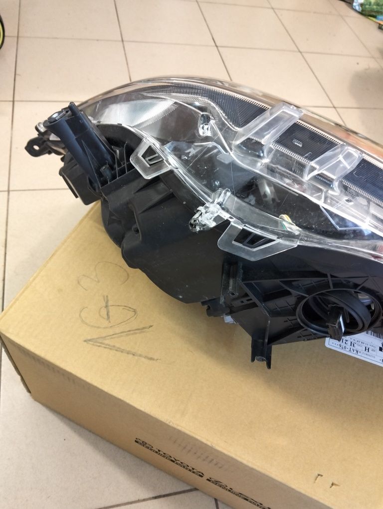Lampa przednia prawa RAV4 v