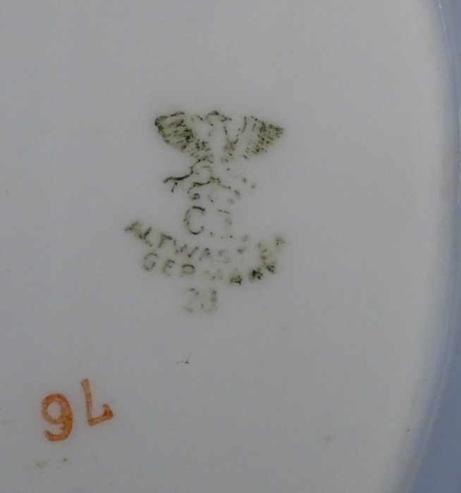 Przedwojenna porcelana Carl Tielsch sygnowana: sosjerka.