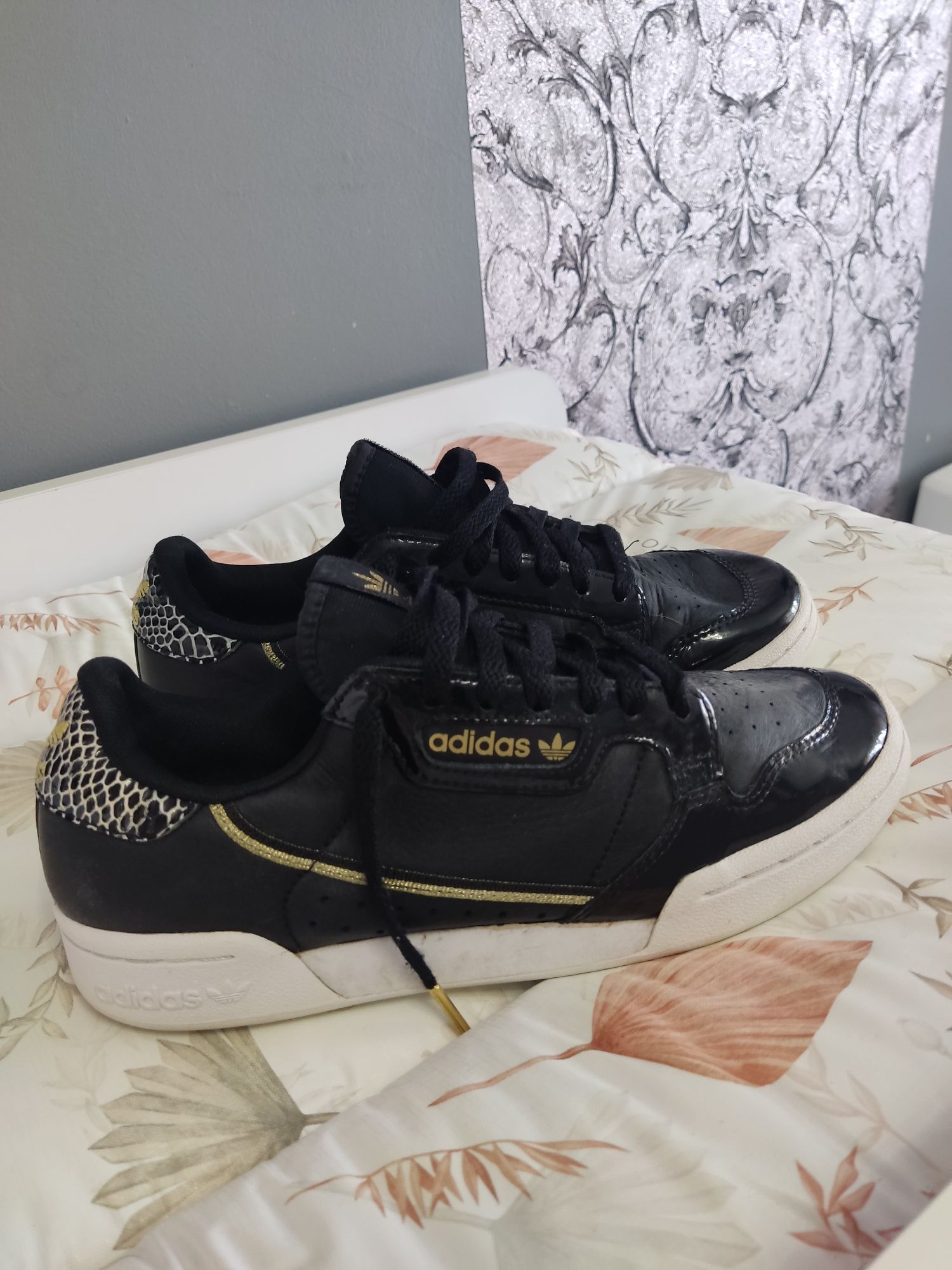 Buty adidasy firmy Adidas  czarno złote39/40 biała podeszwa sznurowane