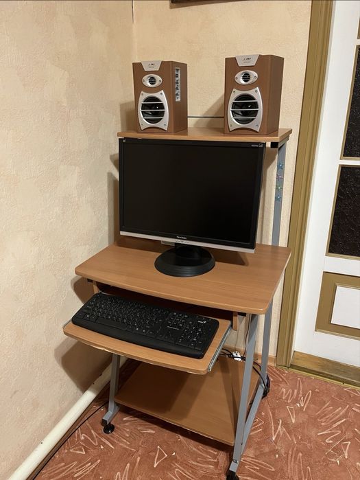 Комп’ютерний стіл