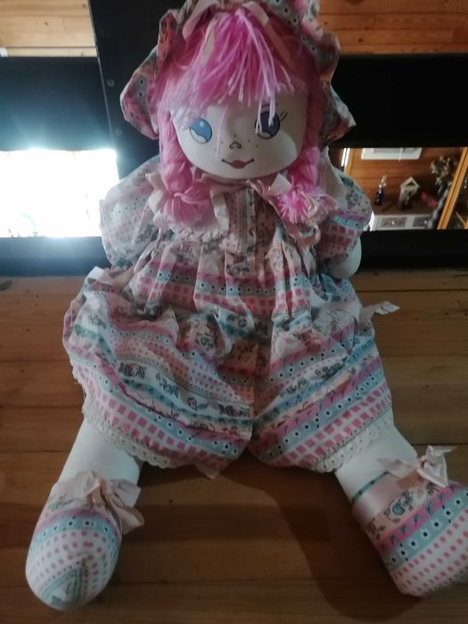 Boneca em tecido artesanal.