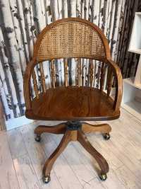 Fotel obrotowy drewniany z rattanem