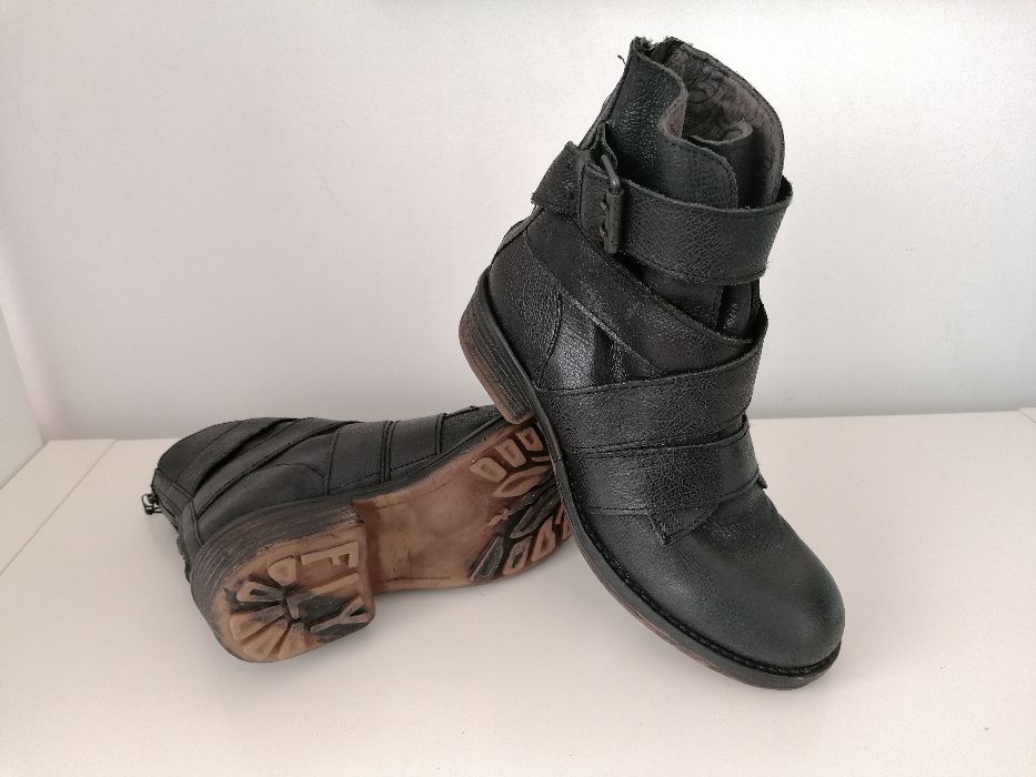 Botas pretas de pele da marca Fly London nº 37