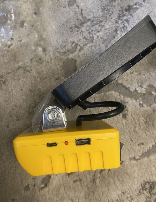 Прожектор акумуляторний деволт