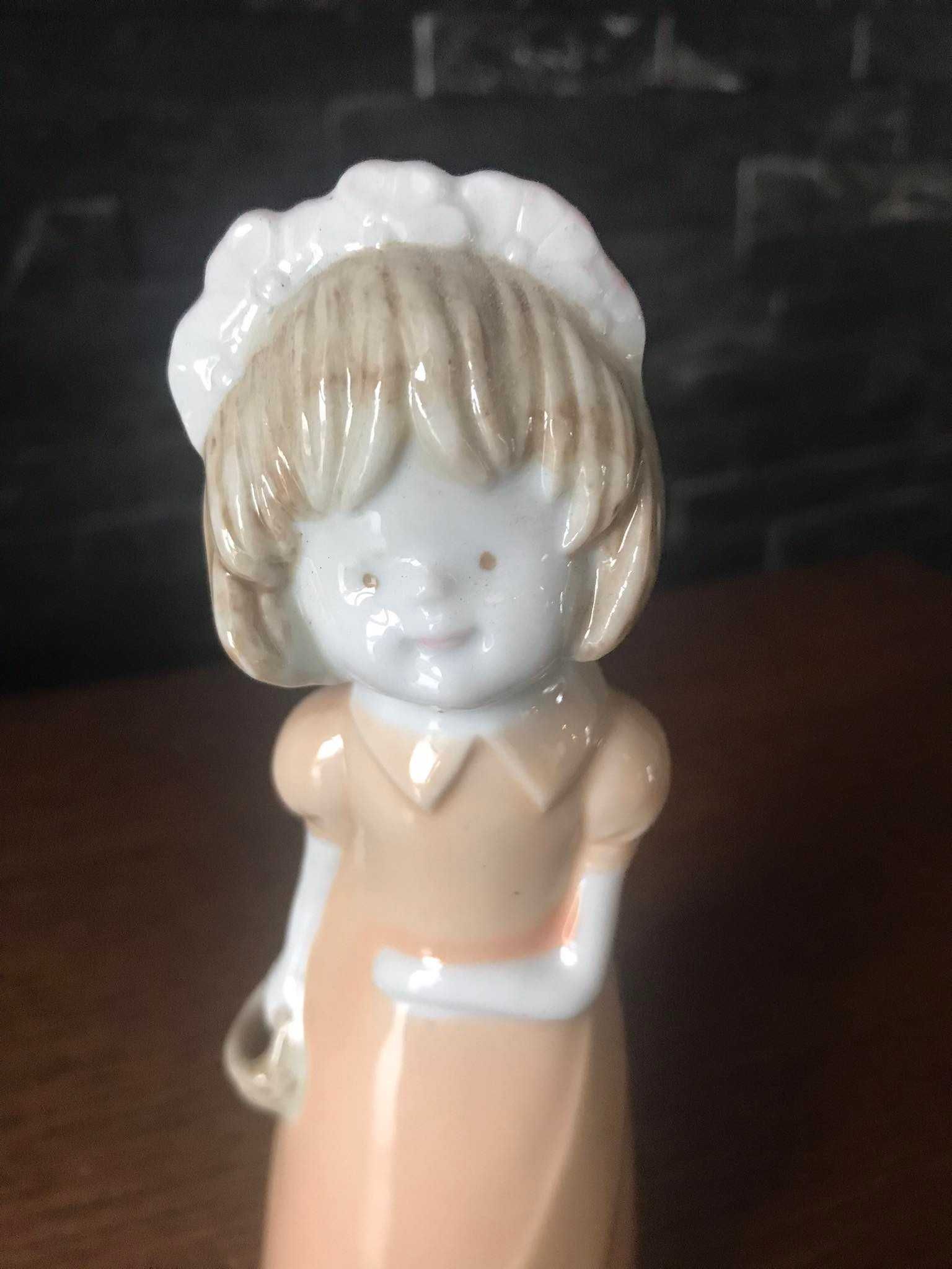 Dziewczynka z koszem figurka porcelana szkliwiona
