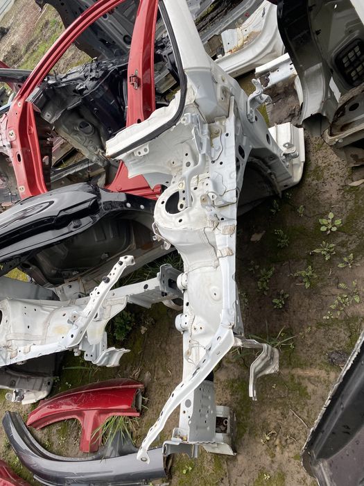 Четвертина передня ліва  toyota ауріс auris e180 12-