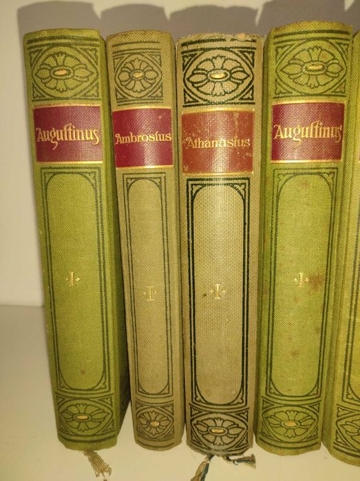 Старинные книги. Священная католическая библиотека.