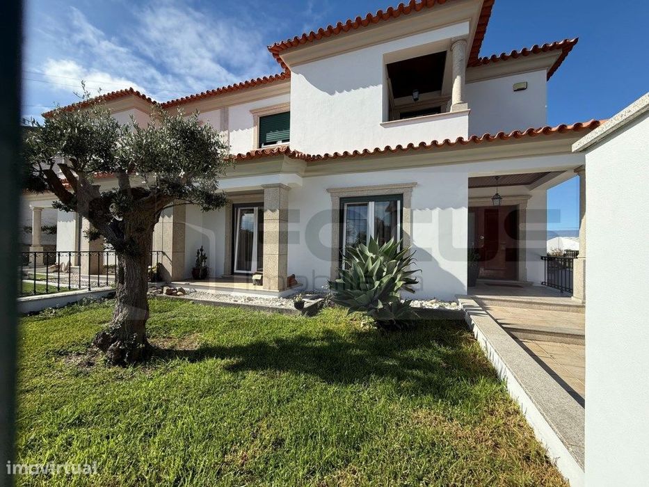 Espaçosa moradia T4 para venda em Esgueira