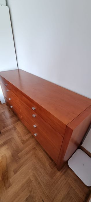 Quarto casal com comoda dupla e banqueta