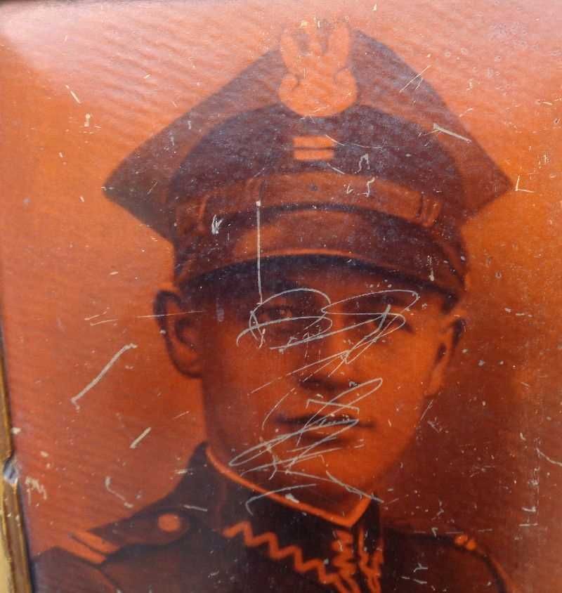 Zdjęcie polskiego żołnierza w mundurze w drewnianej ramie lata 20-te