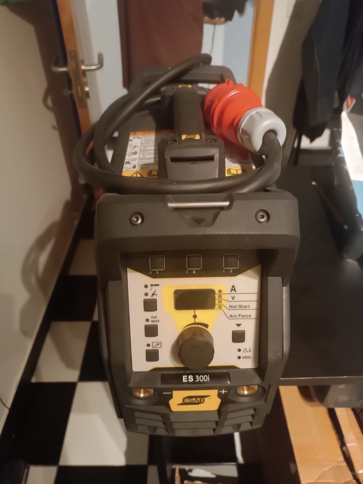 Máquina de solda ESAB 300i Nova ( na caixa )