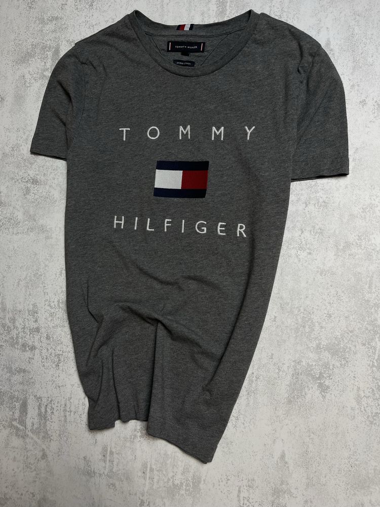 Сіра футболка Tommy Hilfiger із масивним брендингом