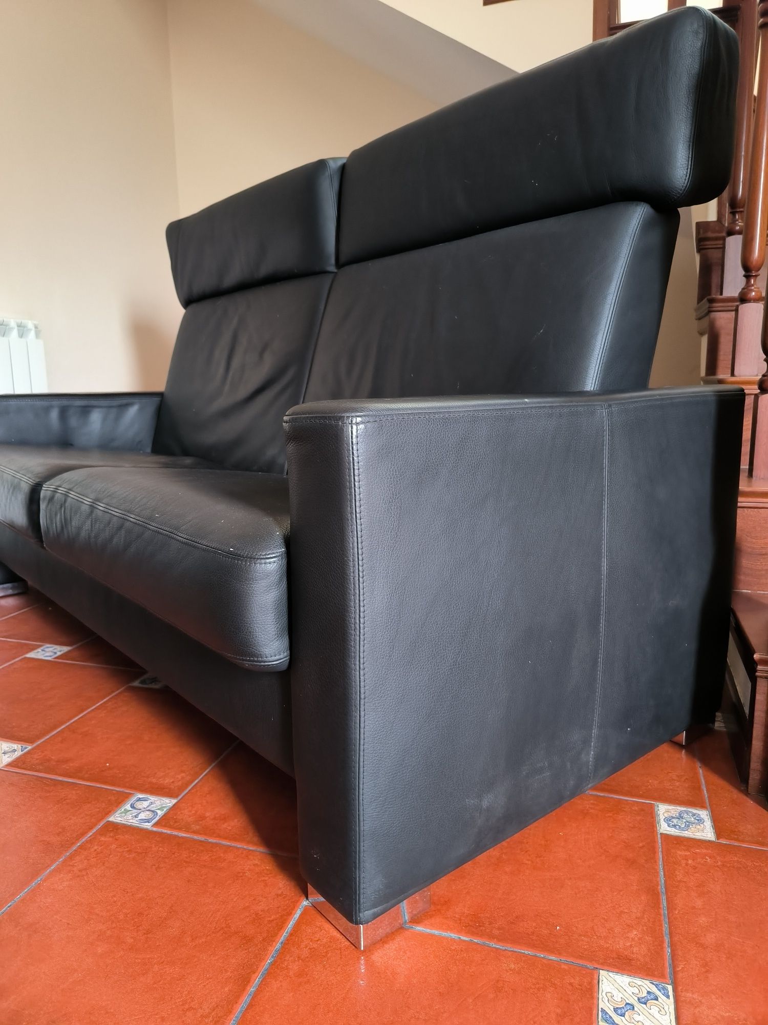 Sofá preto em pele Brühl