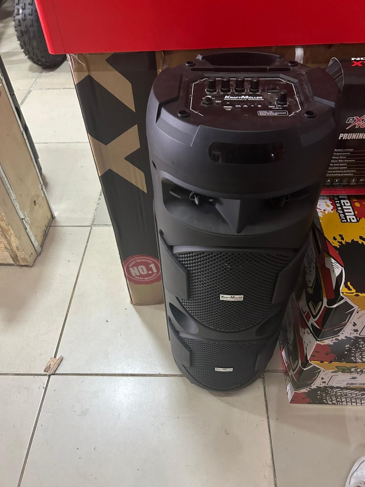 Coluna com microfone para karaoke