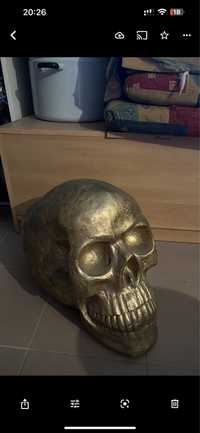 Ogromna złota czaszka