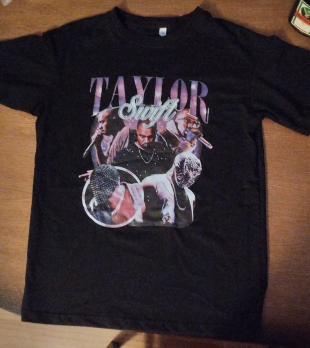 Czarna koszulka z napisem Taylor Swift