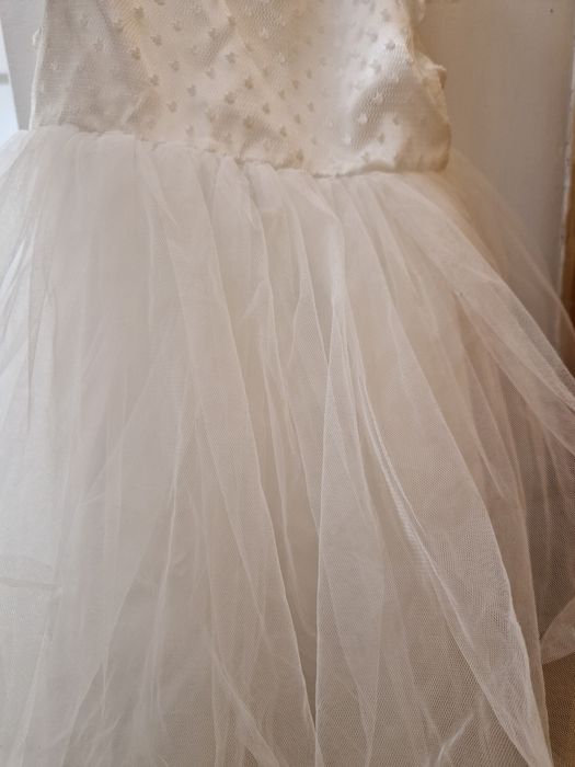 Biała sukienka tiulowa z koronką elegancka