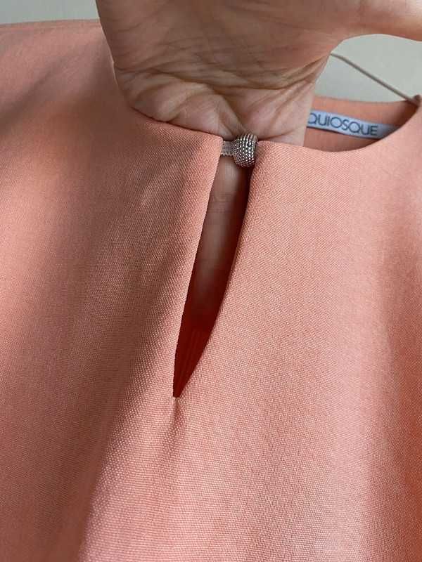 Łososiowa sukienka z wycięciem wiązana z boku Quiosque L/XL