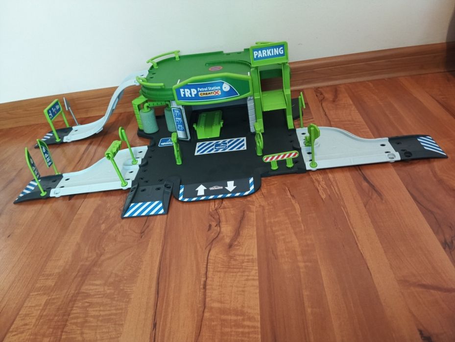 Dwu poziomowy parking stacja benzynowa majorette creatix