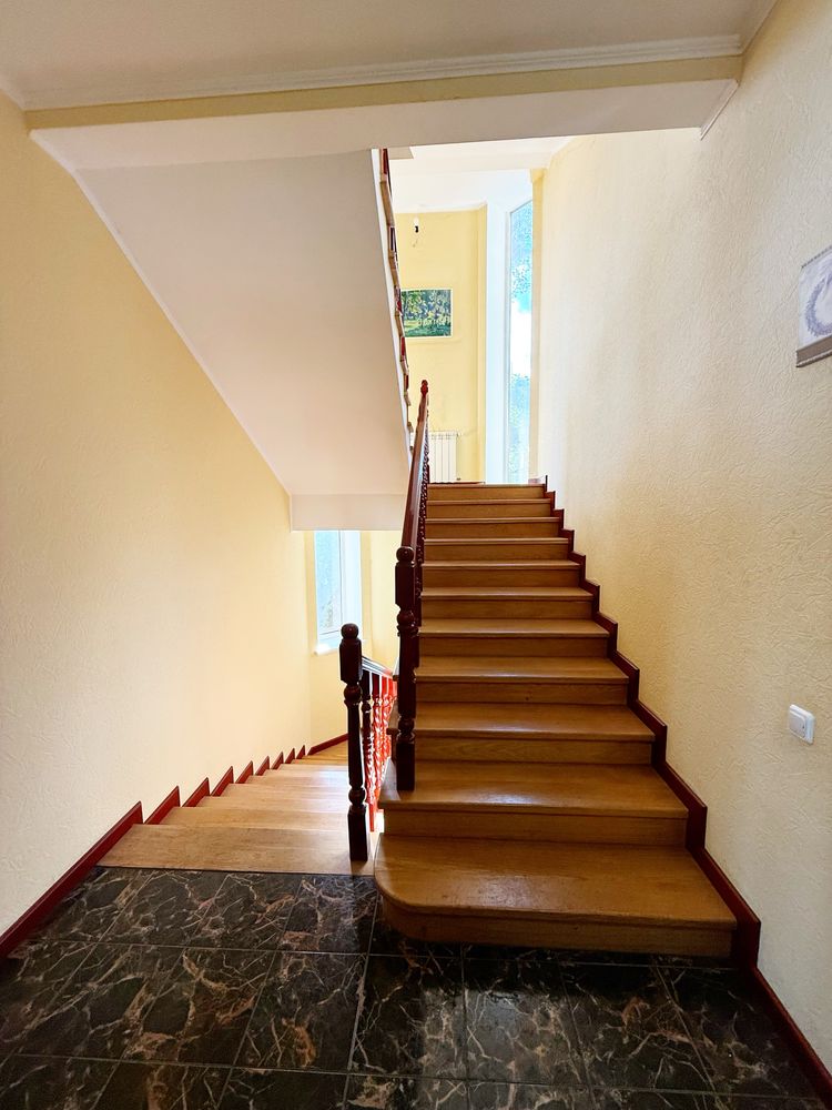 Продам 3-х поверховий будинок в Києві, вул. Алматинська, ДВРЗ