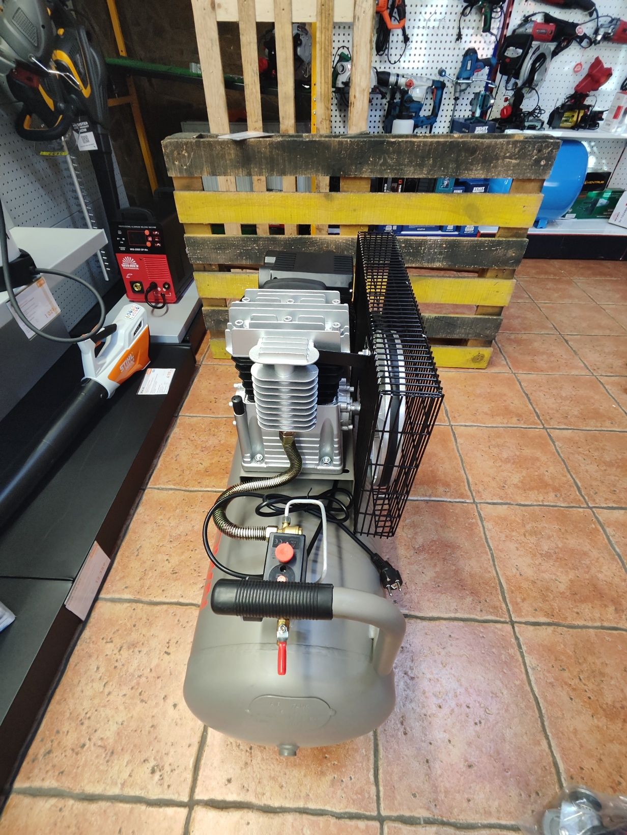 Компрессор воздушный CROWN CT36031/2х цил/рядный/100л/ременной/гарант3