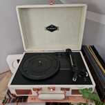 gramofon walizka beżowy plyty winylowe