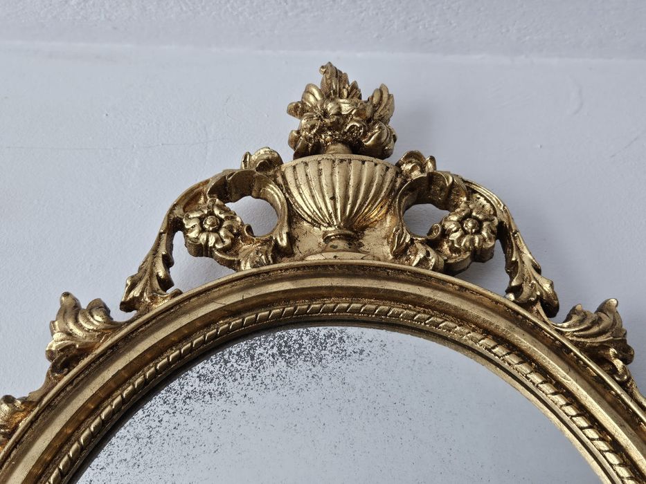 Lustro w złotej ramie Francja