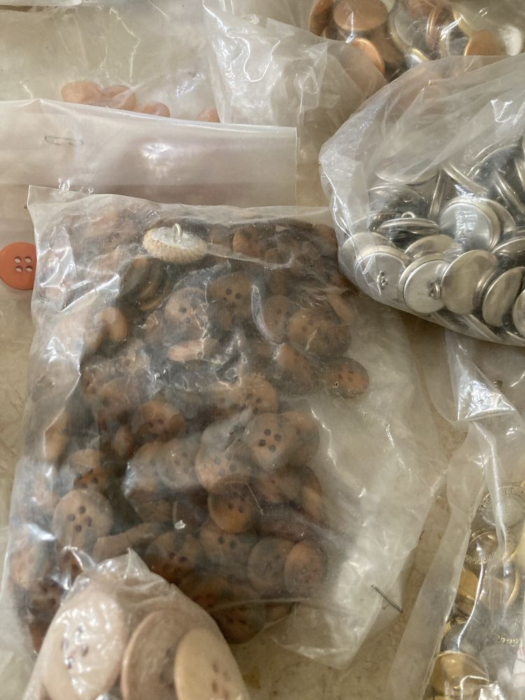 Lote de botões variados- total: 12 euros