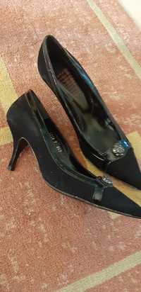 Sapatos pretos de senhora