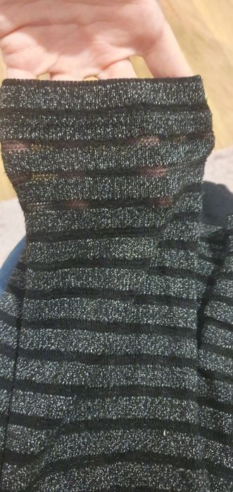 Ciekawy sweterek z biało srebrną nitką XS/S