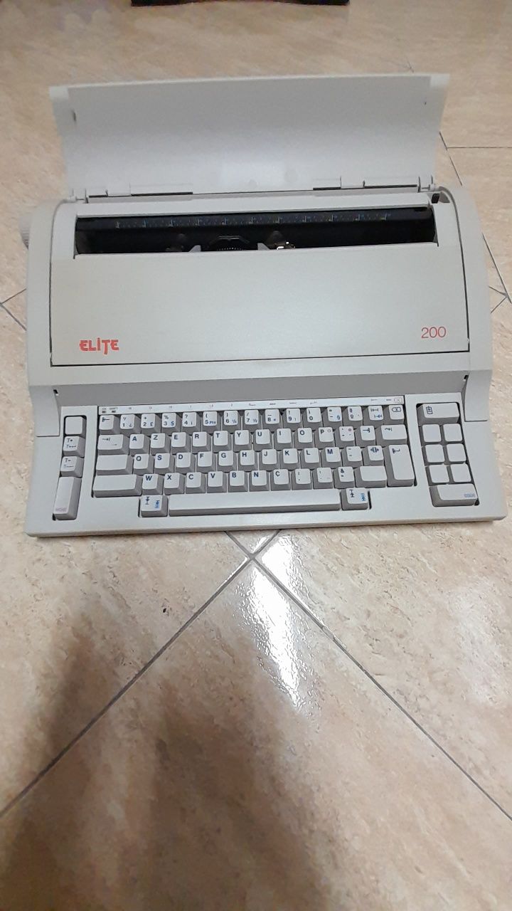 Maquina de Escrever Elite 200