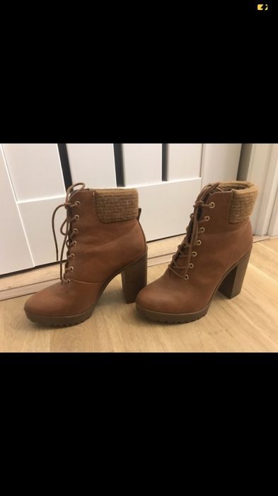 Buty botki z kożuszkiem Bershka rude wiązane 37