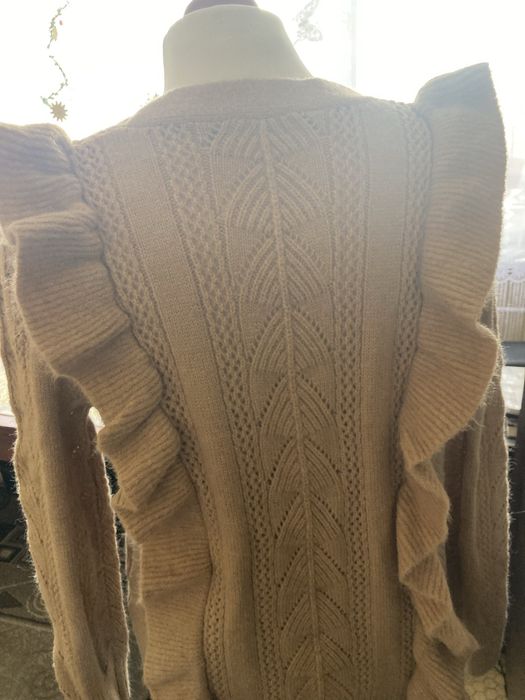 Sliczny damski sweterek w odcieniu beżu