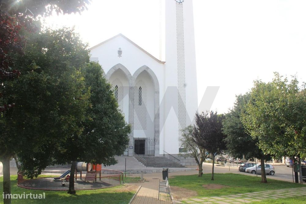 Armazém em zona central na Amadora