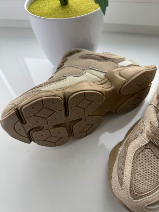 Кросівки бежеві нові