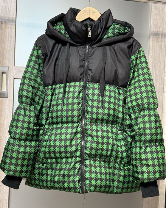 Модная стильная курточка с капюшоном S-M размер