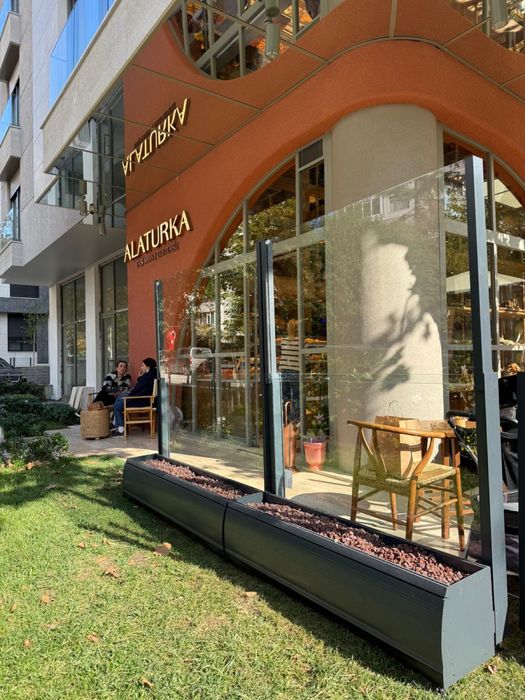 Corta Vento em Vidro + Floreira